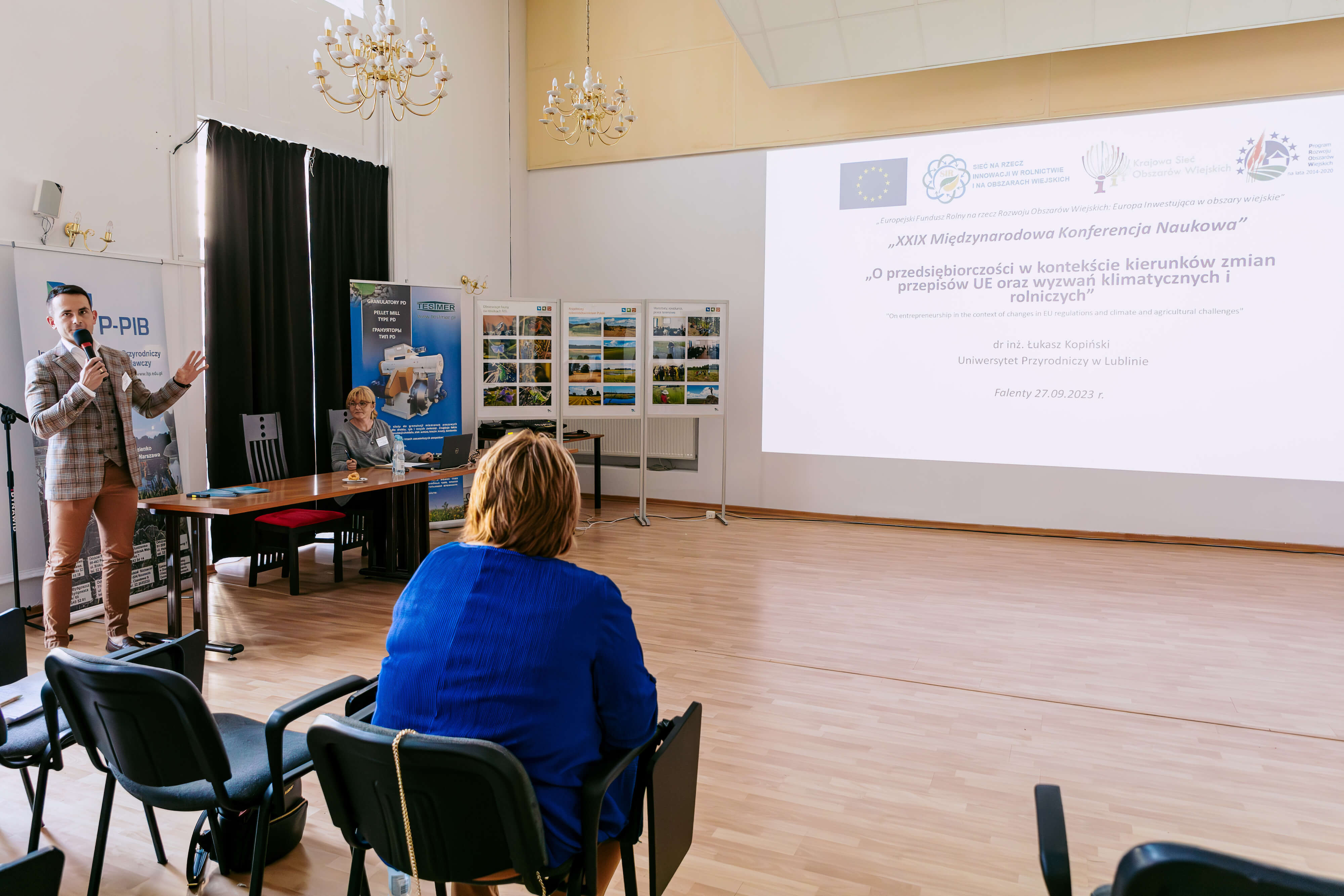 CEO Łukasz Kopiński prezentuje projekt 'Owoce 4.0' na konferencji Problemy Zrównoważonego Rolnictwa, Ochrona Obszarów Wiejskich, Zasobów Wodnych i Środowiska.