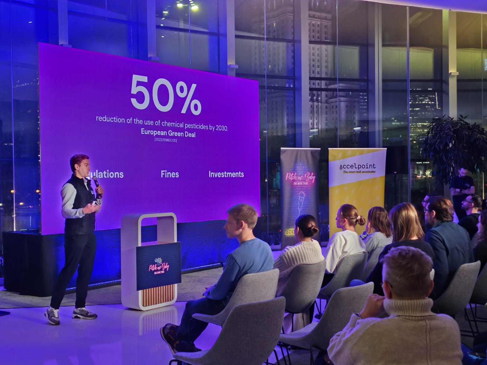 CTO Miron Marczuk prezentuje projekt podczas wydarzenia 'Pitch Me Baby' w Warszawie.