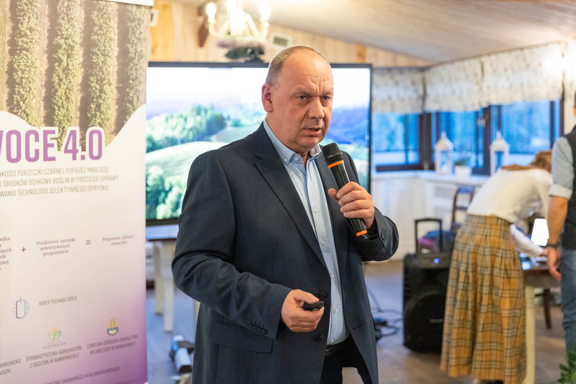 Prezes Stowarzyszenia Agroekoton Mirosław Korzeniowski, członek Grupy Operacyjnej Owoce 4.0, na Konferencji podsumowującej projekt realizowany przez Grupę Operacyjną „OWOCE 4.0” - Wąwolnica, 29.11.2024
