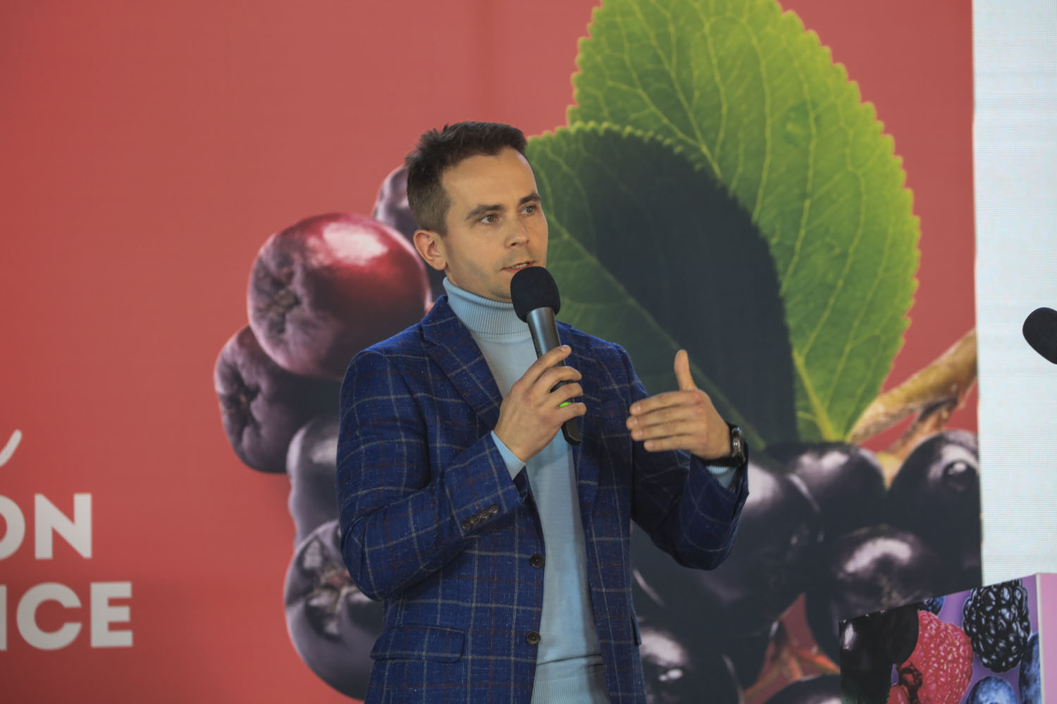 CEO Łukasz Kopiński prezentujący projekt Owoce 4.0 na konferencji Berry Innovation Conference - Mała Wieś, 22.10.2024